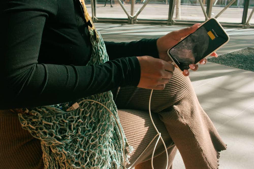 model connecting phone to purse